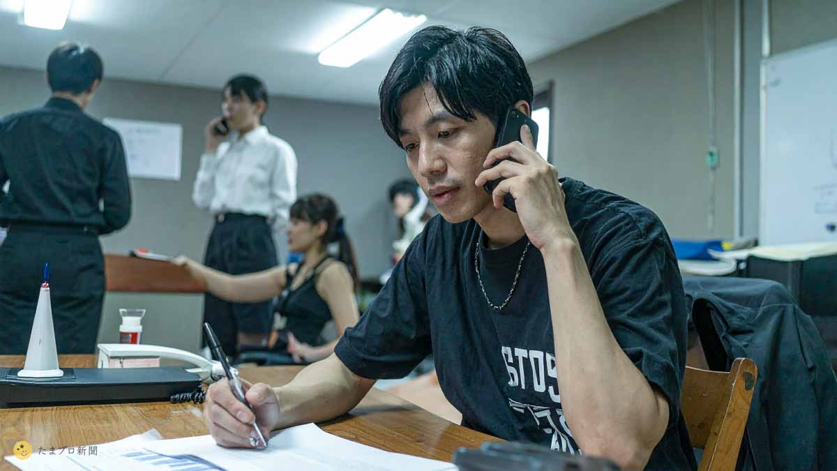 電話で詐欺をする犯罪者イメージシーン