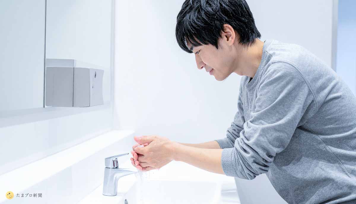 手洗いしている人
