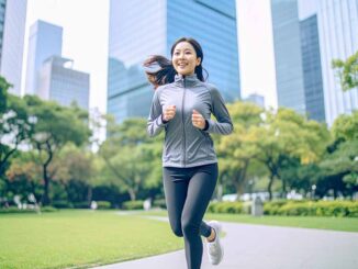都市公園でランニングする人