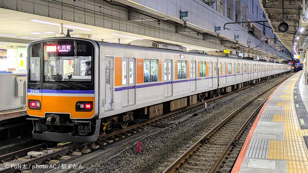東武東上線 池袋駅ホームのTJライナー車両