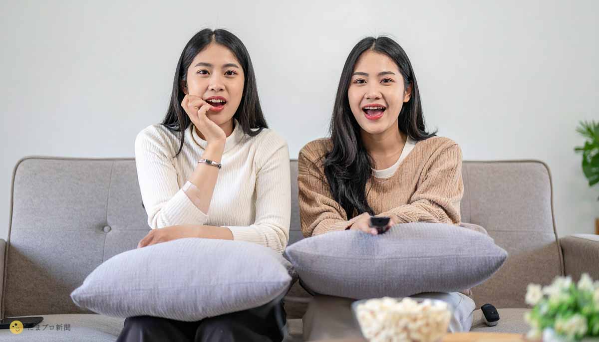 動画視聴中の二人の女性