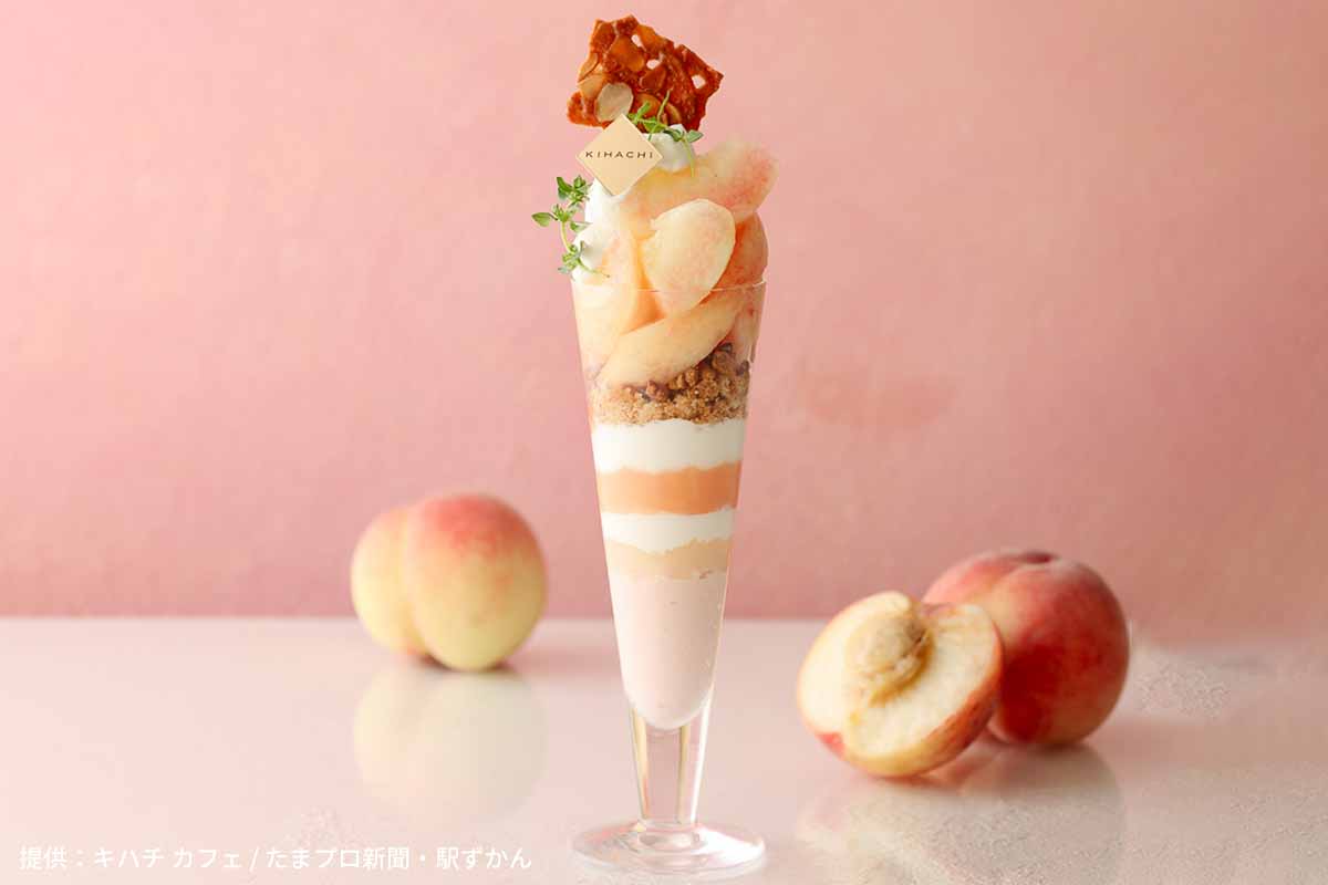 キハチカフェの白桃パフェ