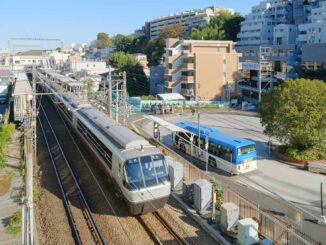 生田駅を通過するロマンスカーEXEα
