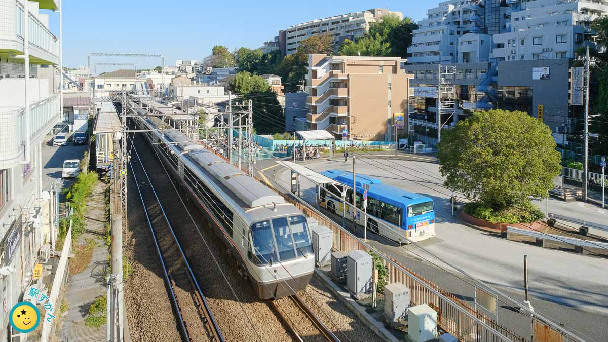 生田駅を通過するロマンスカーEXEα