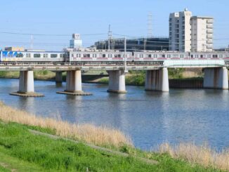 綱島駅付近の鶴見川を渡る東武鉄道9000型とみなとみらい線Y500系