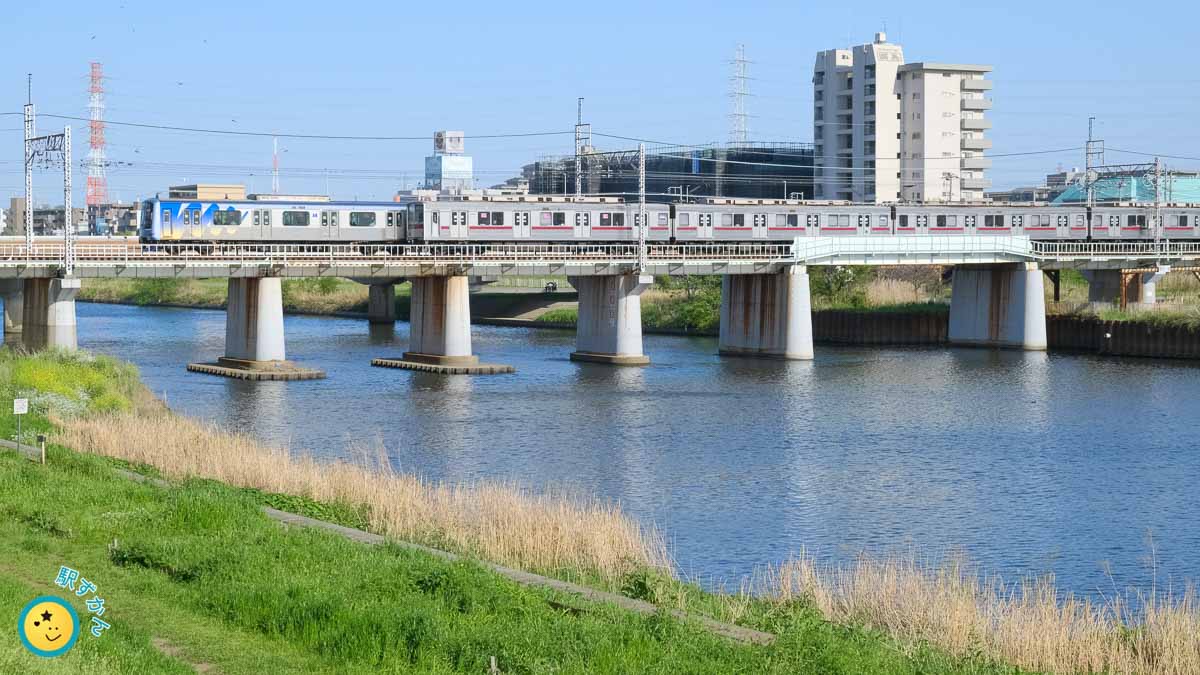 綱島駅付近の鶴見川を渡る東武鉄道9000型とみなとみらい線Y500系