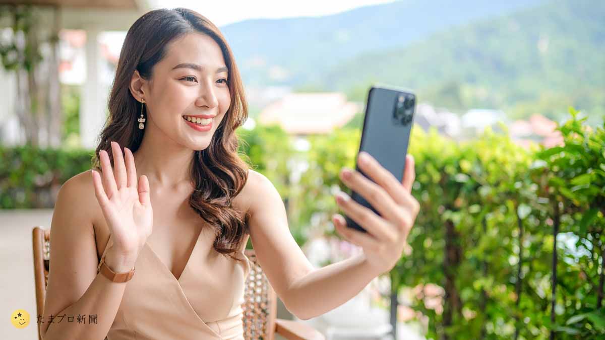 スマホでビデオ通話をする美人