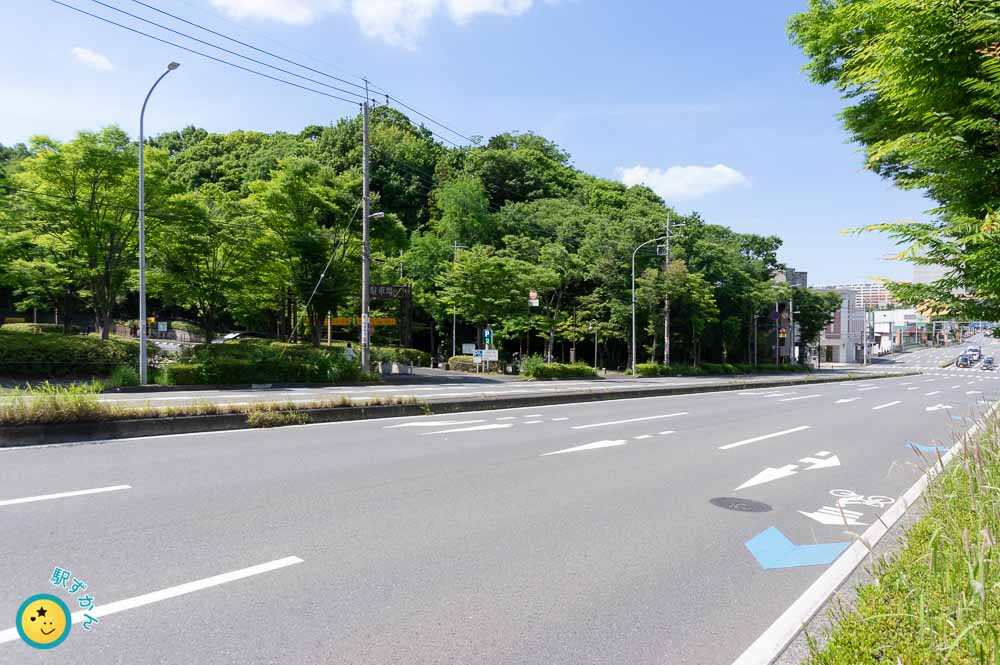都筑区中央公園前,片側３車線の区役所通り