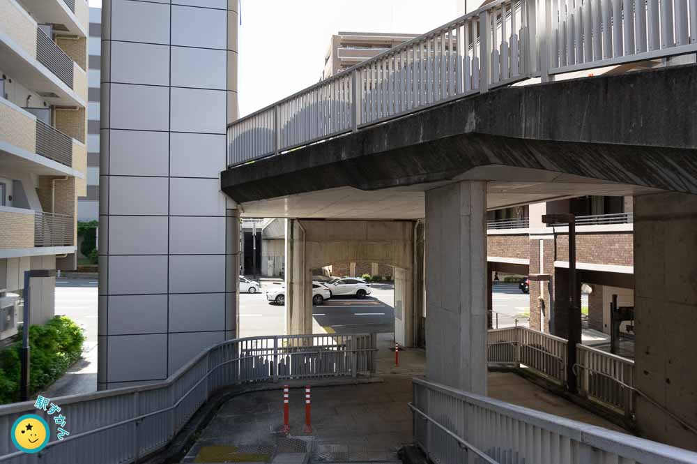 区役所通りと歩道橋