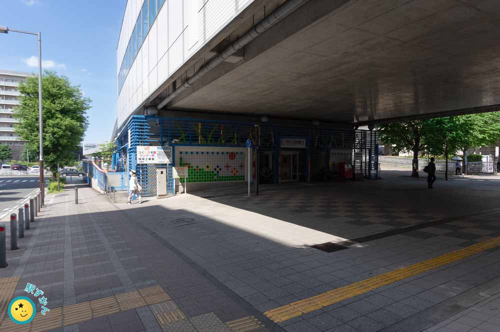 センター南駅の出口4よりセンター北方面