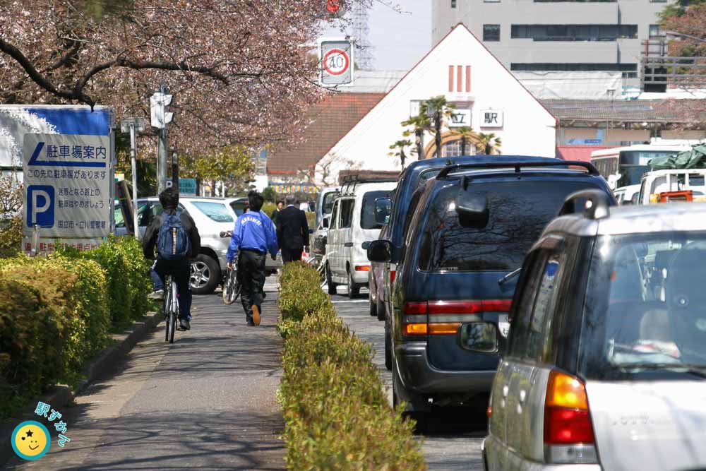 見頃を終えた桜と昔の国立駅