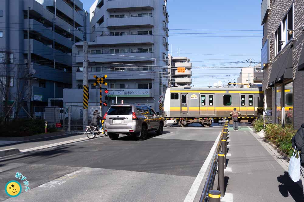 登戸踏切を通る南武線の電車