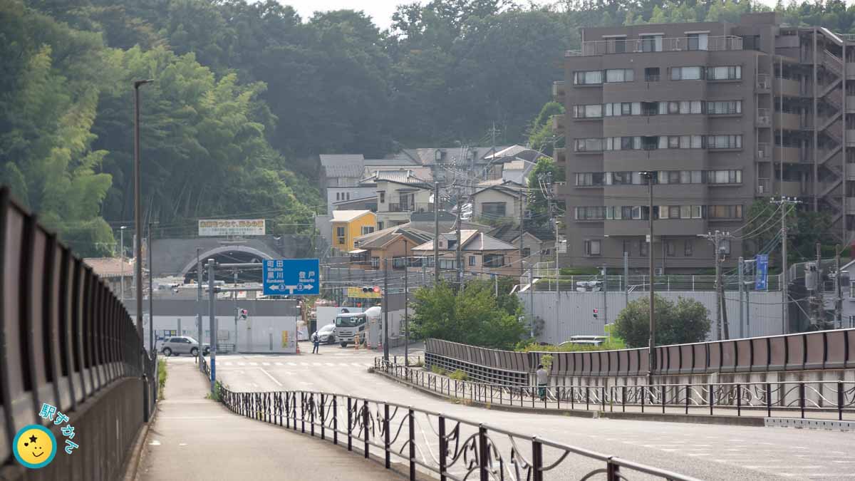 柿生大橋から片平2丁目交差点と工事中のトンネル