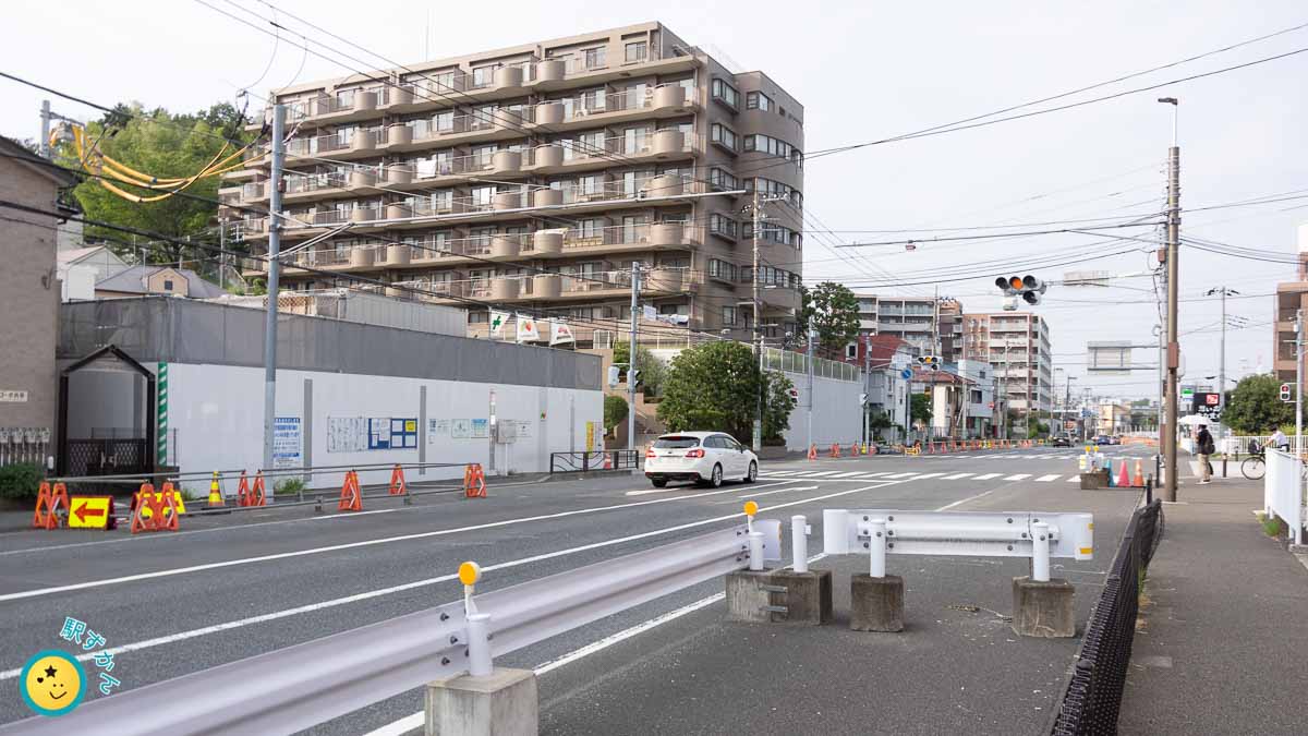 津久井道 新百合ヶ丘方面と片平2丁目交差点
