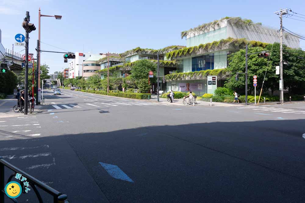 マロニエコート玉川高島屋北西棟と玉川通り