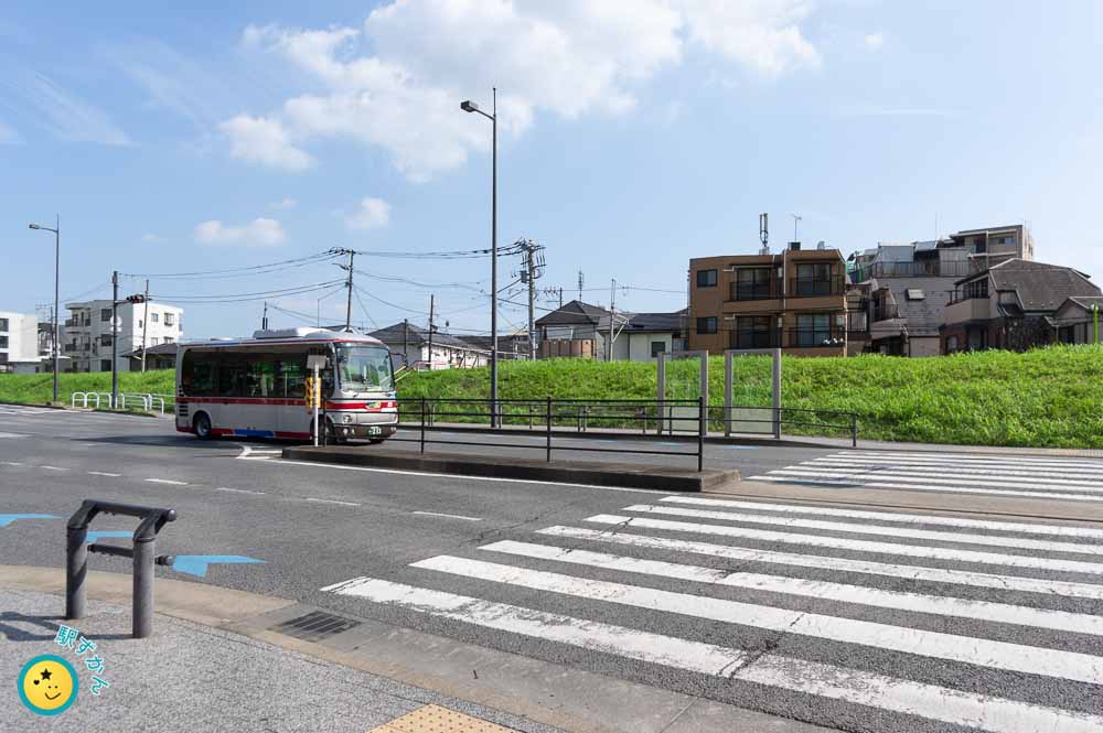 多摩堤通りと東急バス AO6300