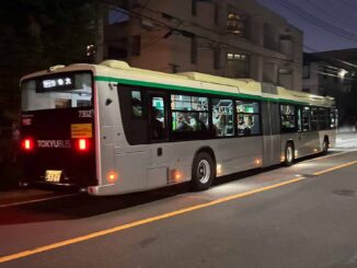 夜間の東急の連節バス