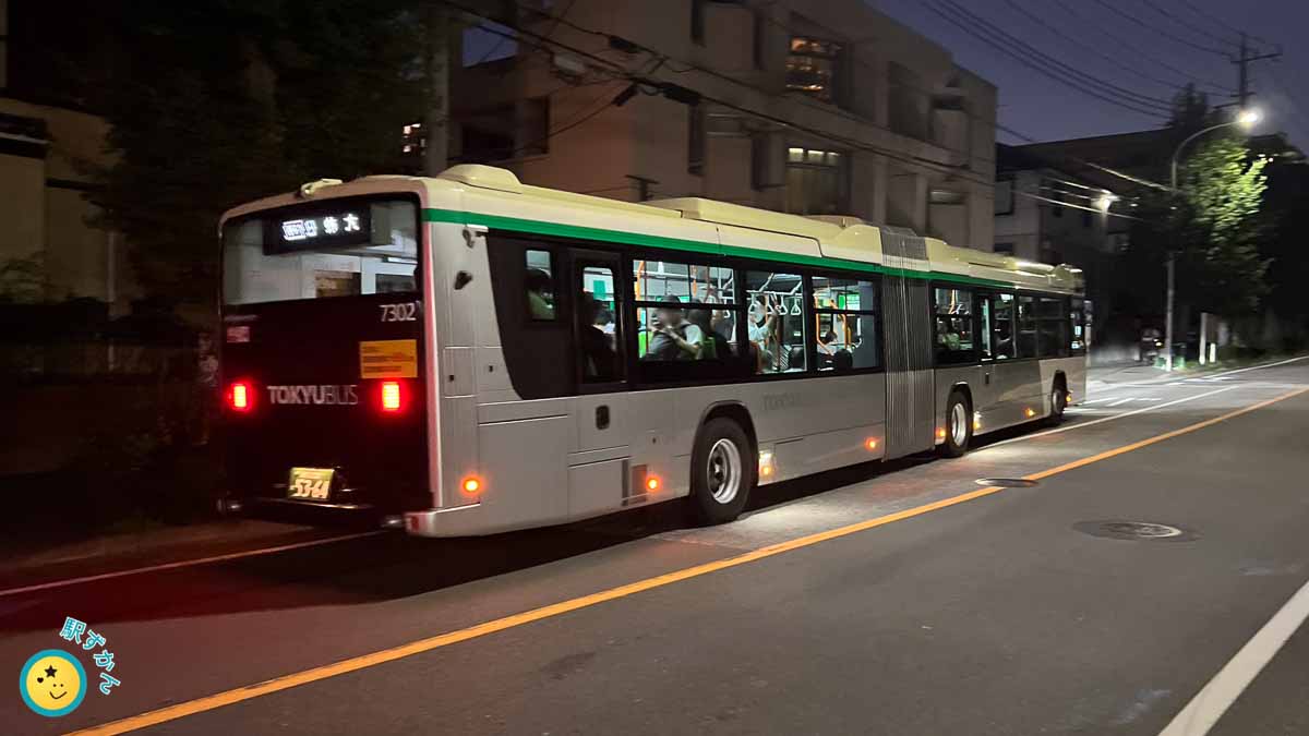 夜間の東急の連節バス