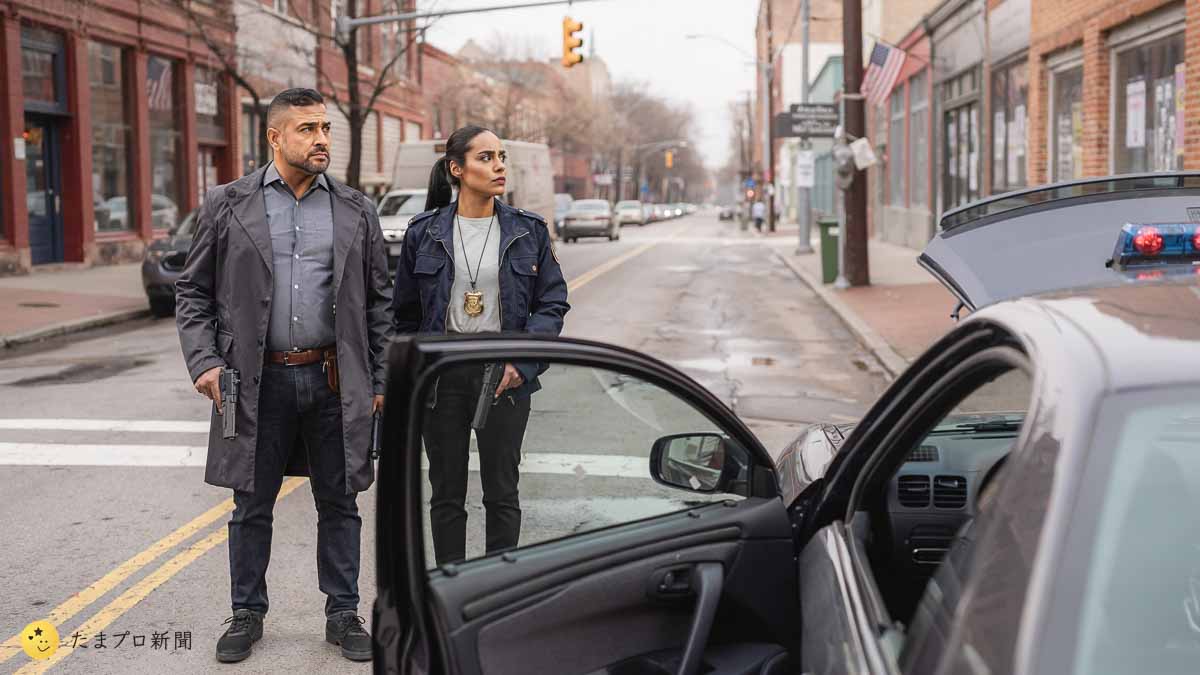 アメリカの街で捜査する刑事