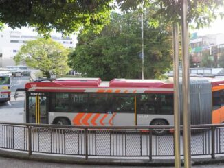 青葉台ロータリーを走る東急連節バス