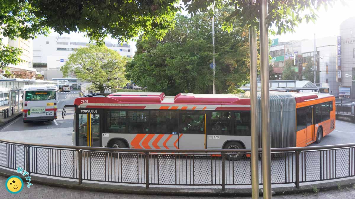 青葉台ロータリーを走る東急連節バス