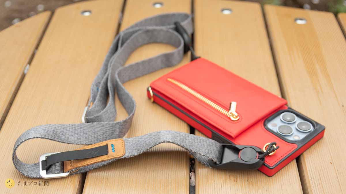真っ赤のCavorスマホケースにピークデザイン ストラップ接続例