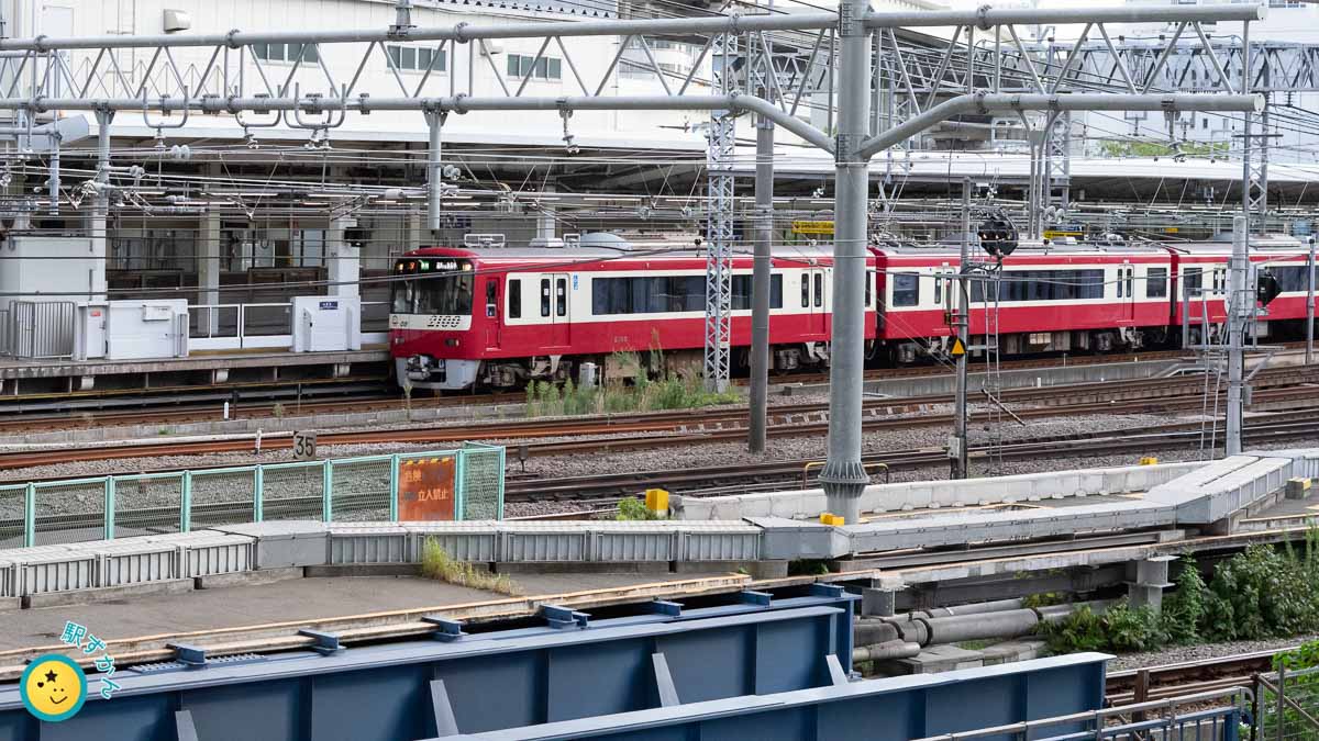 横浜駅停車中の京急本線の電車