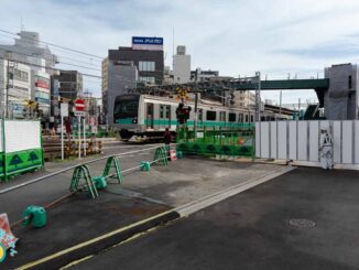 向ヶ丘遊園駅横の跨線歩道橋