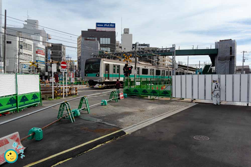 向ヶ丘遊園駅横の登戸1号線踏切跨線橋