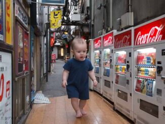 新宿の路地を歩く赤ちゃん