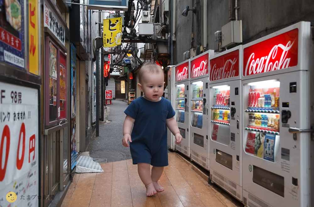 新宿の路地を歩く赤ちゃん
