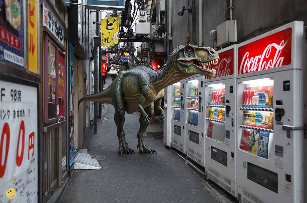 思い出横丁を歩く恐竜