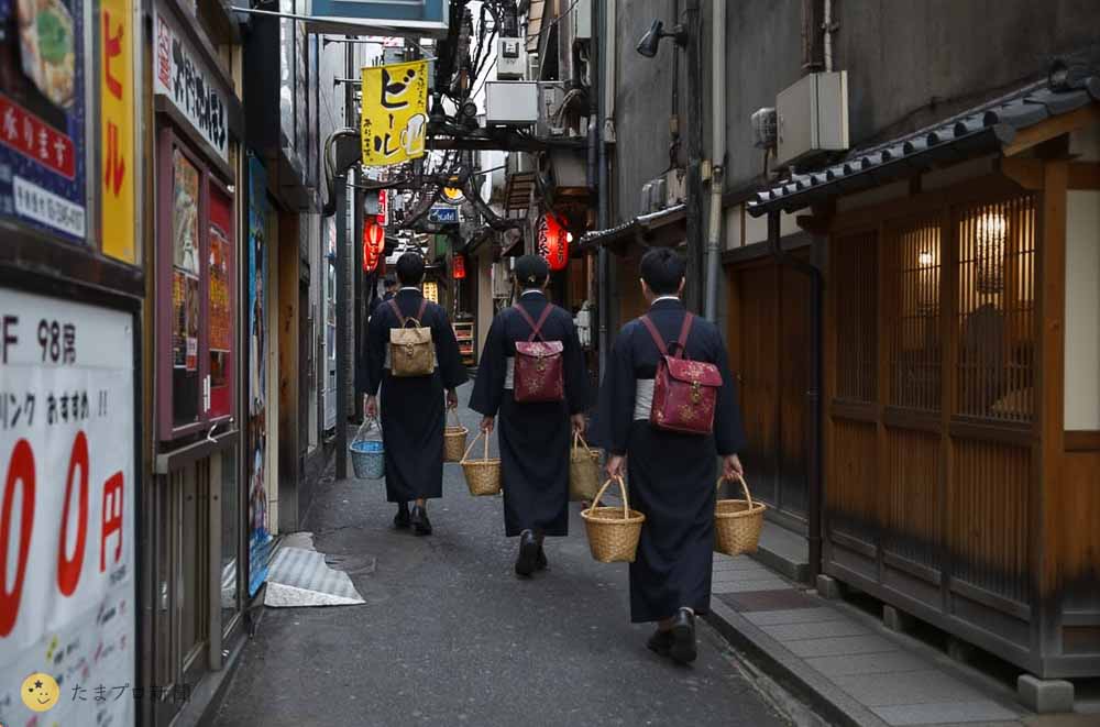 江戸時代の商人が新宿を歩く