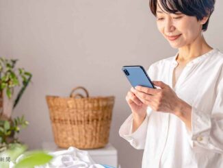 スマホする母親