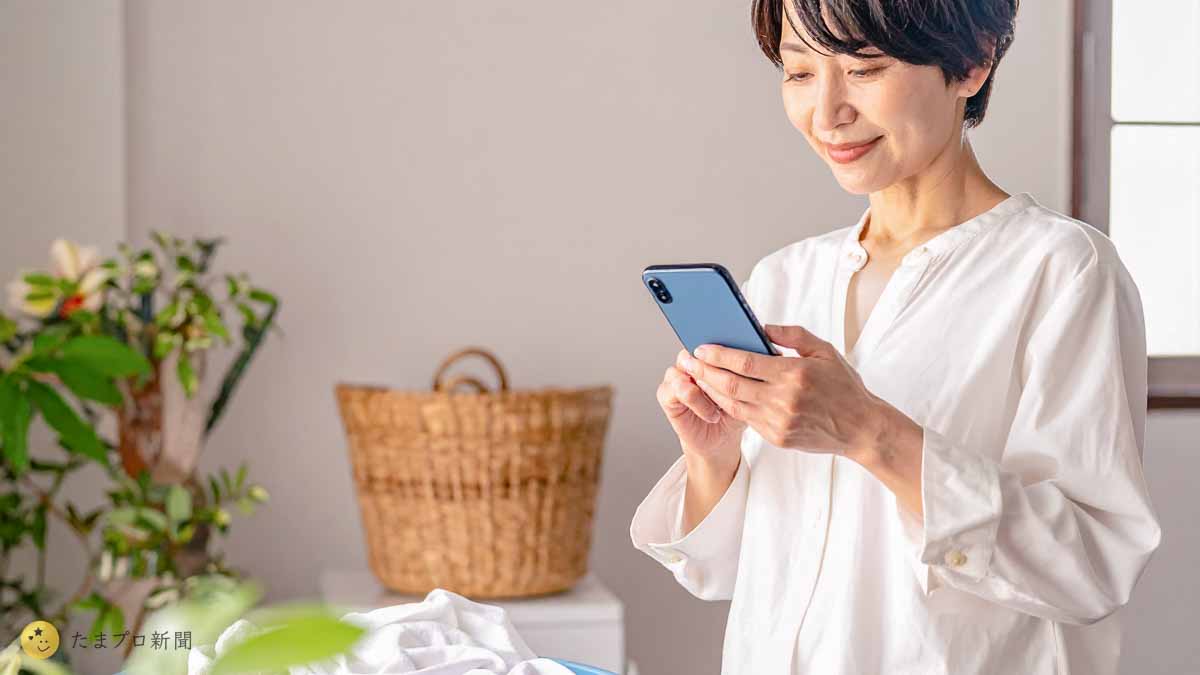 スマホする母親