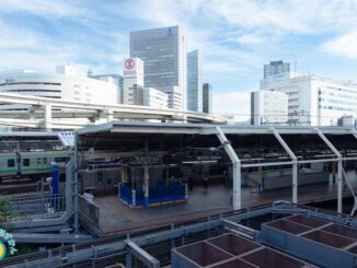 横浜駅ホームと東口方面