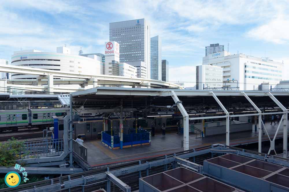 横浜駅ホームと東口方面