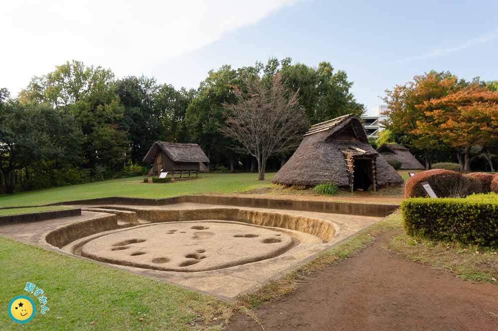 大塚遺跡の型取り遺構と復元竪穴住居