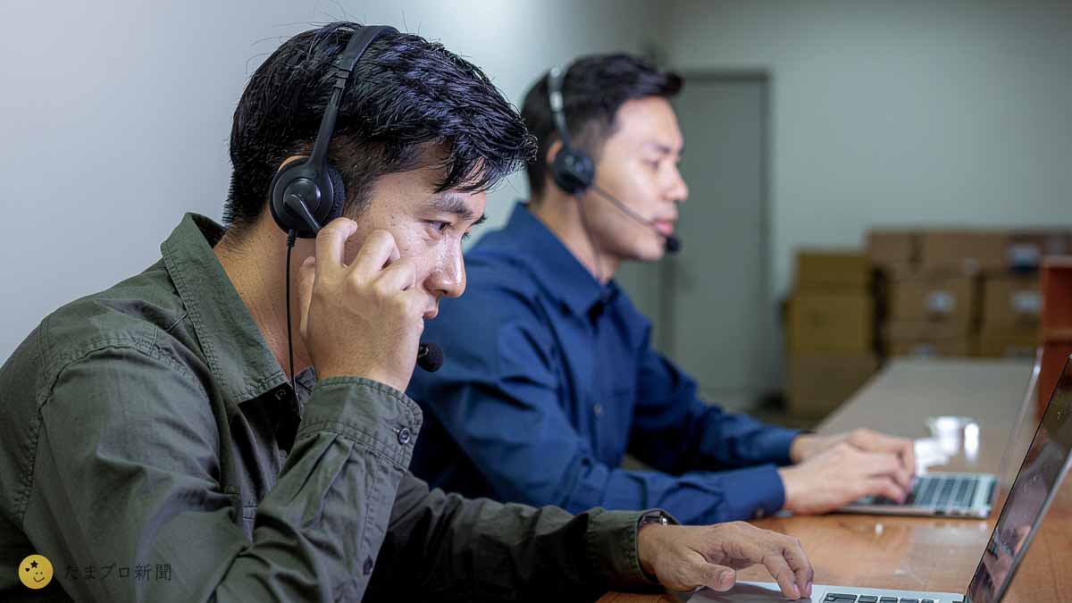 電話で詐欺を行う犯罪者たち