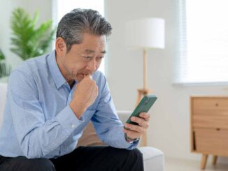 スマホを見るシニア