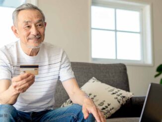 テレビショッピングをしている人