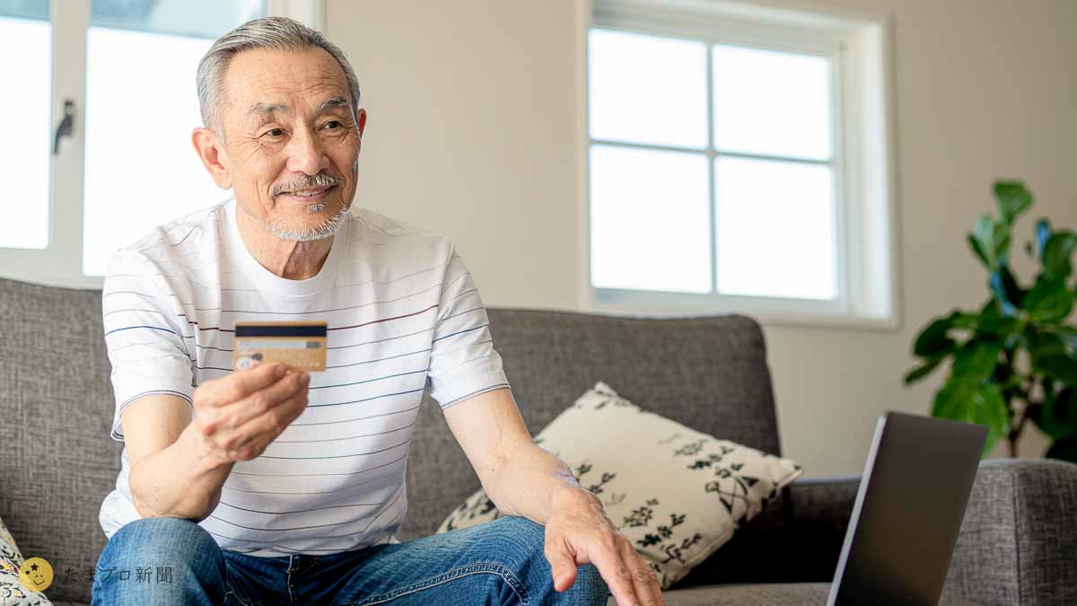 テレビショッピングをしている人