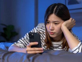 スマホを見て困る女性