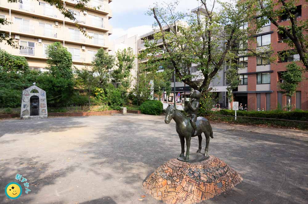 市ヶ尾第三公園の彫刻『きら星からにばる』