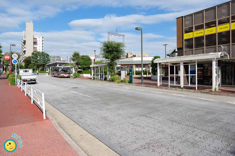 市が尾駅西口のバス通り