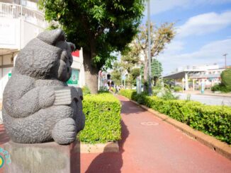 市が尾駅前の本を読むネコ像