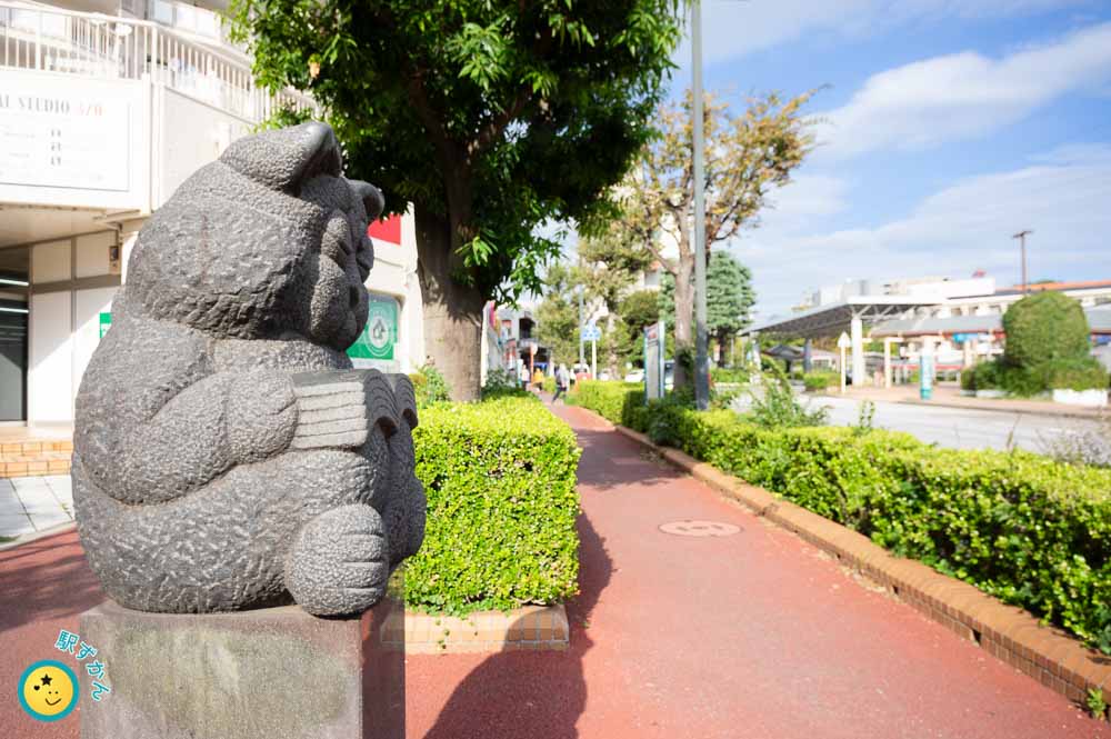 市が尾駅前の本を読むネコ像