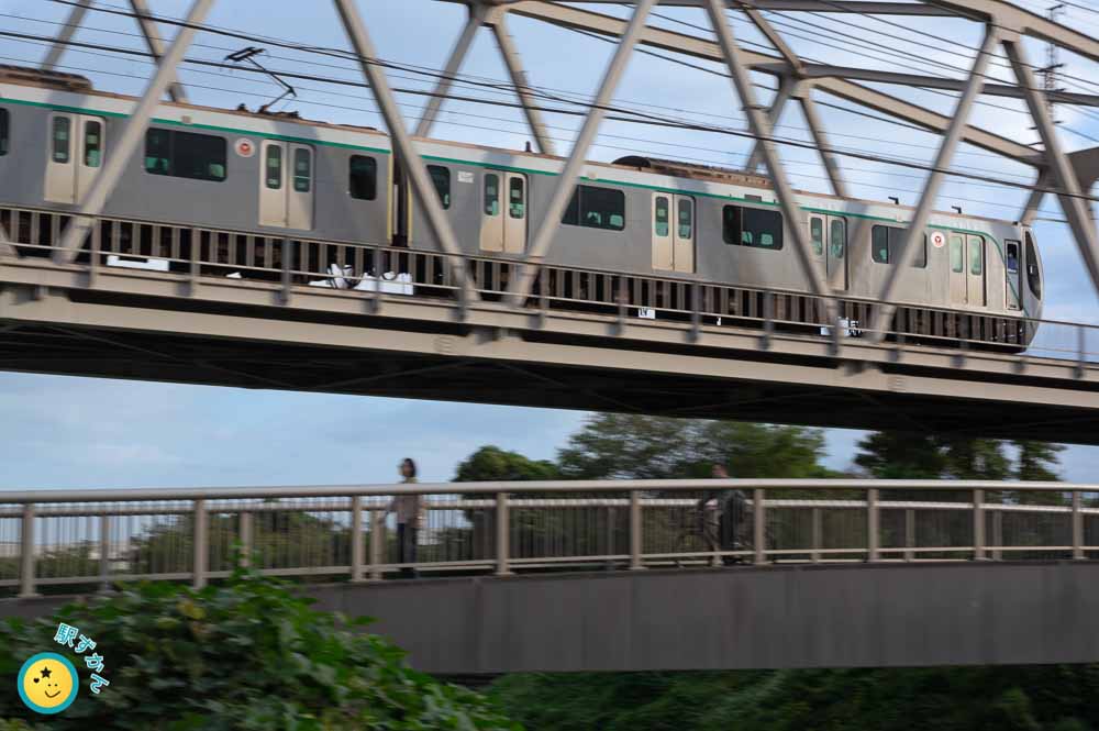 鶴見川を渡る田園都市線を流し撮り