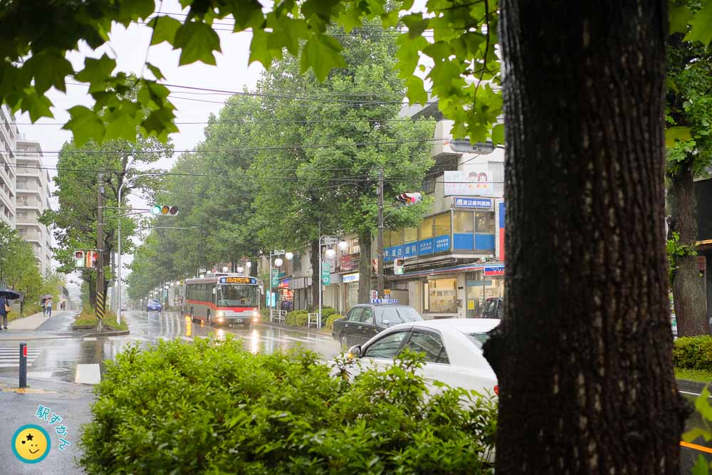 雨天の横浜市たまプラーザを走る東急バス