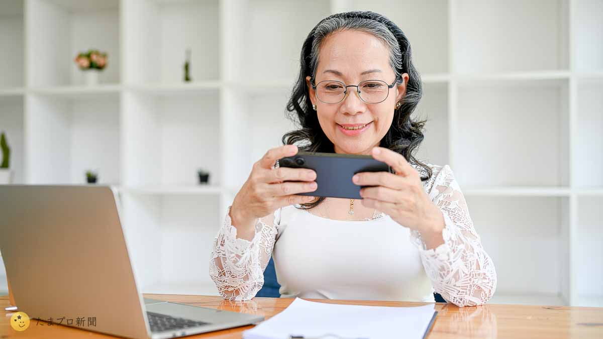 紙の書類を撮影する人